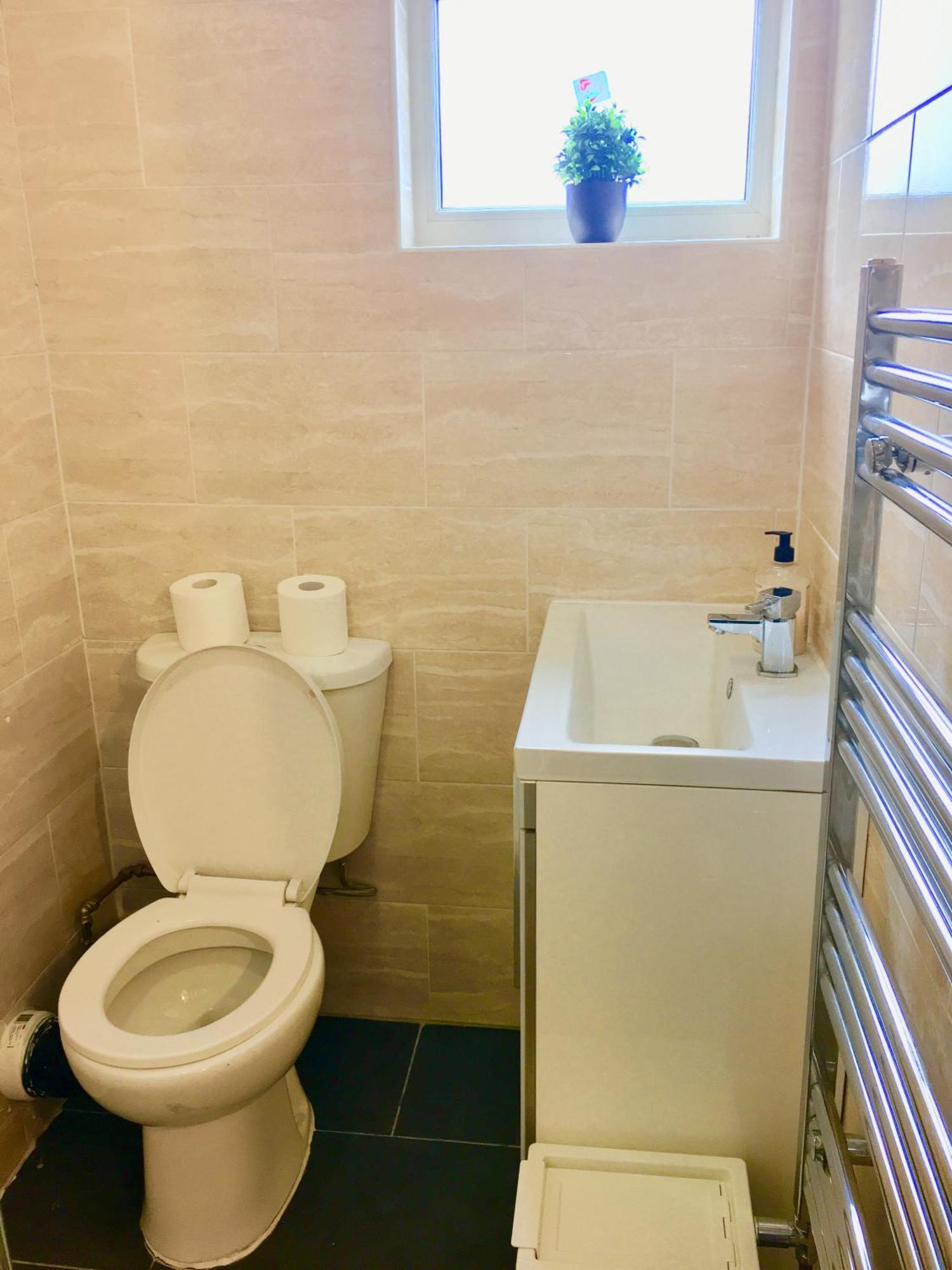1 Bedroom Apartment, Reception ,Kitchenette, Private Bathroom Ilford Exterior photo
